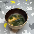 まこさんど's cooksnap of when they made 玉葱とわかめとお揚げの味噌汁.