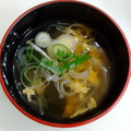 サンフラワー30's cooksnap of when they made [簡単時短]卵とワカメと玉ネギのすまし汁.