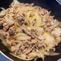 ゆかっち07's cooksnap of when they made 豚肉と玉ねぎのめんつゆ炒め.