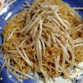 大魔女's cooksnap of when they made 簡単おつまみ！もやし焼きそば.