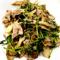 しゅがーぐらいだー's cooksnap of when they made お箸とまらん☆豆苗とまいたけの豚肉炒め.