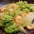 ym15's cooksnap of when they made 海老とレタスのガーリック塩炒め。.