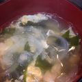 カメ姫☆'s cooksnap of when they made 新玉葱とワカメのお吸い物.