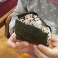 サーフブレイド's cooksnap of when they made 旦那が毎日持って行く☆鮭フレークおにぎり.