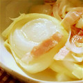 しろ7979's cooksnap of when they made ルクエ♡新玉ねぎとベーコンのバター蒸し☆.