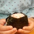 サーフブレイド's cooksnap of when they made 簡単で綺麗なの！鮭フレークおにぎり.