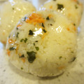 チョコチョコかえる's cooksnap of when they made 鮭フレークとわかめふりかけのおにぎり。.