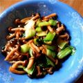 ﾁｲﾁｬﾝﾏﾏ's cooksnap of when they made 簡単きのことチンゲン菜のにんにく醤油炒め.
