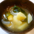 horseland's cooksnap of when they made 新じゃがいもと玉ねぎとワカメの味噌汁.