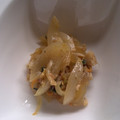 まめちゃんの友達's cooksnap of when they made 新玉ねぎとしめじのゆかり和え♪.