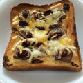 ゆうすけはん's cooksnap of when they made おやつトースト✿チョコ✿レーズン✿チーズ.