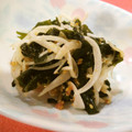kana叶's cooksnap of when they made 簡単おいしい！！新玉ねぎのゴマ梅和え.