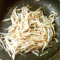 ハトえもん's cooksnap of when they made 簡単〜もやしの味噌炒め.