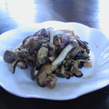 labi's cooksnap of when they made もう一品(^з^)-☆ぱぱっと簡単☆ツナときのこのにんにく醤油炒め♪.
