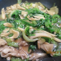 ちゃみ's cooksnap of when they made レタスと舞茸とにんにくのお醤油炒め！.