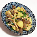 KIKISUKE's cooksnap of when they made 新じゃがと油揚げと蒟蒻の煮物.