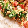 よこもす's cooksnap of when they made 夏休みのお昼にも☆にらトマト丼.
