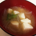 空涙。's cooksnap of when they made 新たまねぎと絹さやの味噌汁.