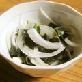オキミン's cooksnap of when they made わかめと新玉ねぎのまろやか酢の物.