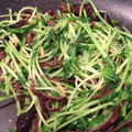 まちち☆'s cooksnap of when they made きくらげと豆苗の生姜炒め.