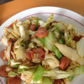 maki_08's cooksnap of when they made ｷｬﾍﾞﾂとｳｲﾝﾅｰのｶﾚｰ炒め.