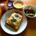 ともちゃん（＾０＾）'s cooksnap of when they made 新玉ねぎのピザトースト.