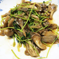 kaogege's cooksnap of when they made 豆苗と舞茸のピリ辛オイスターソース炒め.