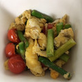 しんまい☆'s cooksnap of when they made 簡単すぎる卵とアスパラとトマトの炒め物.