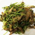 シナニコ's cooksnap of when they made ☆豆苗としめじのガリバタ醤油炒め☆.