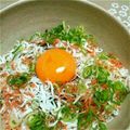 70cafe's cooksnap of when they made シラスと桜エビと温玉丼.