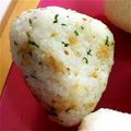 太巻きたまご's cooksnap of when they made 揚げ玉・大葉・いりごまのおにぎり.