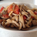 raiataiga's cooksnap of when they made 簡単トマトとしめじのにんにく炒め.