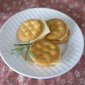 スタイリッシュママ's cooksnap of when they made 簡単すぎ煎餅orクラッカーのチーズサンド.