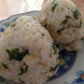 okaratan's cooksnap of when they made うちのおにぎり＊うめしそごまちーず.