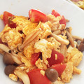 bugiugi's cooksnap of when they made トマ卵しめじ簡単炒め.
