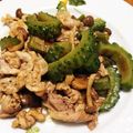 0chan777's cooksnap of when they made 豚肉ゴーヤ油揚げしめじのカレー風味炒め.