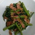 はらぺこBBA's cooksnap of when they made 空芯菜とベーコンの炒め物.
