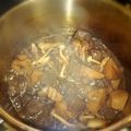 YumiYummyy's cooksnap of when they made 蓮根とコンニャクとしめじの赤ワイン煮.