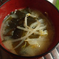 みい５２１２'s cooksnap of when they made もやしとわかめのみそ汁.