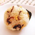 白まめ's cooksnap of when they made 絶品❤炒り卵と塩昆布のおにぎり.