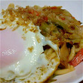 tera☆mix's cooksnap of when they made 焼うどん目玉焼きのっけ.