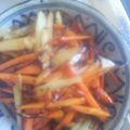 ☆しいたんママ☆'s cooksnap of when they made じゃがいもとにんじんとニンニクの炒め物.