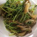 早絵香's cooksnap of when they made しめじと豆苗のマヨ炒め♪.