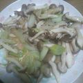 りりり☆☆'s cooksnap of when they made 黒胡椒ピリリ☆きのことネギの炒め.