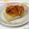 はやみちゃん's cooksnap of when they made 小腹が空いた時　焼き餅の白菜キムチのっけ.