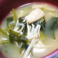 おむまる's cooksnap of when they made 白味噌で、えのきとほうれん草のお味噌汁.