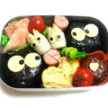 COCOナッ's cooksnap of when they made キャラ弁 まっくろくろすけ 簡単　.