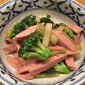 shiratori's cooksnap of when they made ブロッコリーとお魚ソーセージのオイマヨ炒.