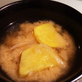 mogumogu5's cooksnap of when they made さつまいもとたまねぎのお味噌汁.
