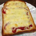 コロすけ☆'s cooksnap of when they made 朝食に！材料3つで簡単！ピザトースト！.